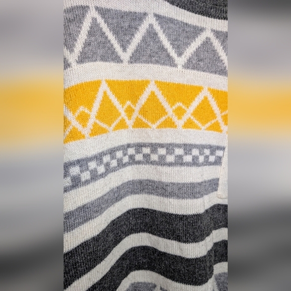 Gray and Yellow Patterned Sweater E2 clothing Medium - Picture 2 of 6